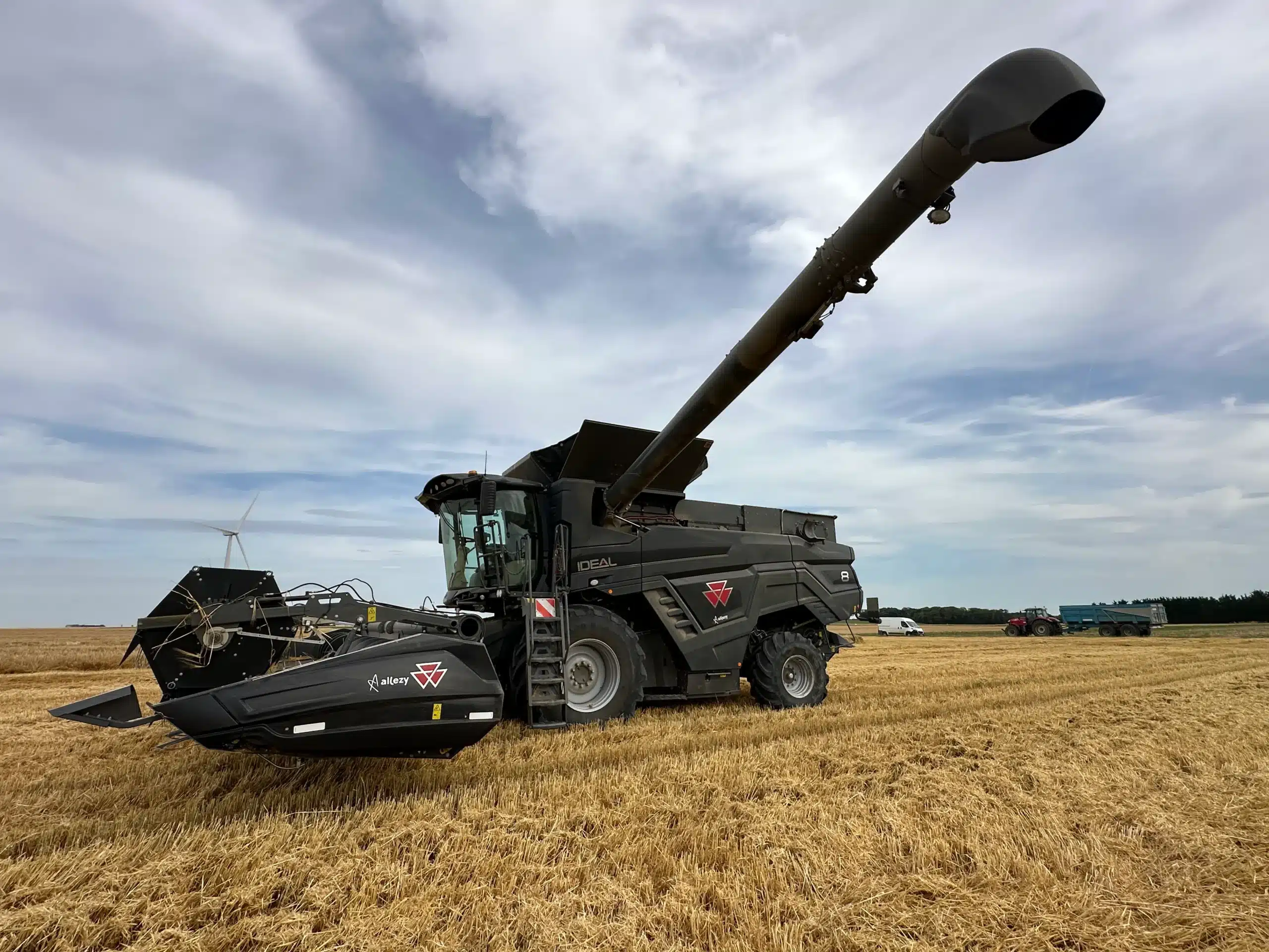 Massey Ferguson IDEAL 8 : la moissonneuse-batteuse qui redéfinit la performance des récoltes - Allezy partenaire MASSEY FERGUSON MF Idéal 8